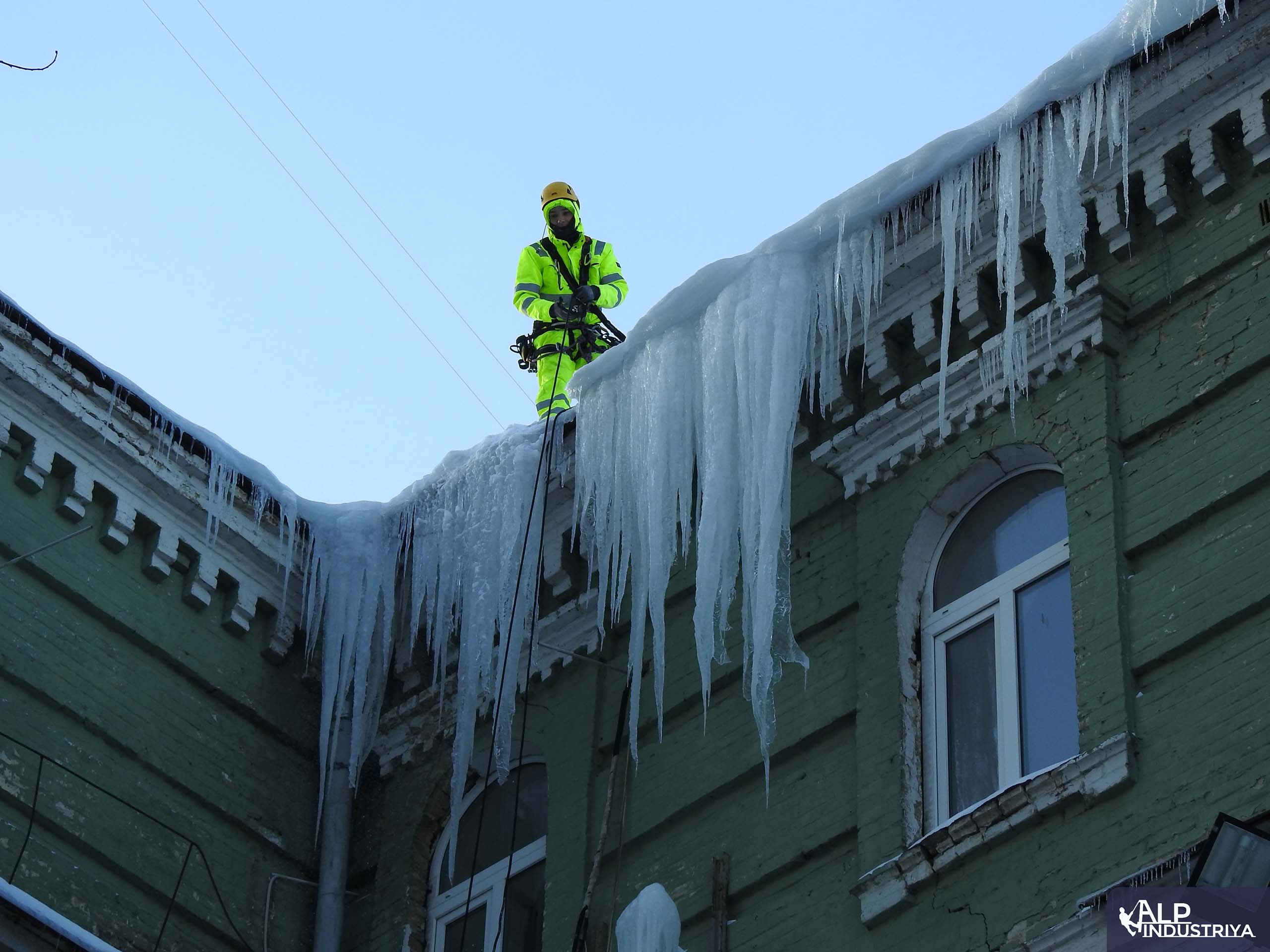 Выполненная работа по удалению сосулек и обледенения на трубах-1