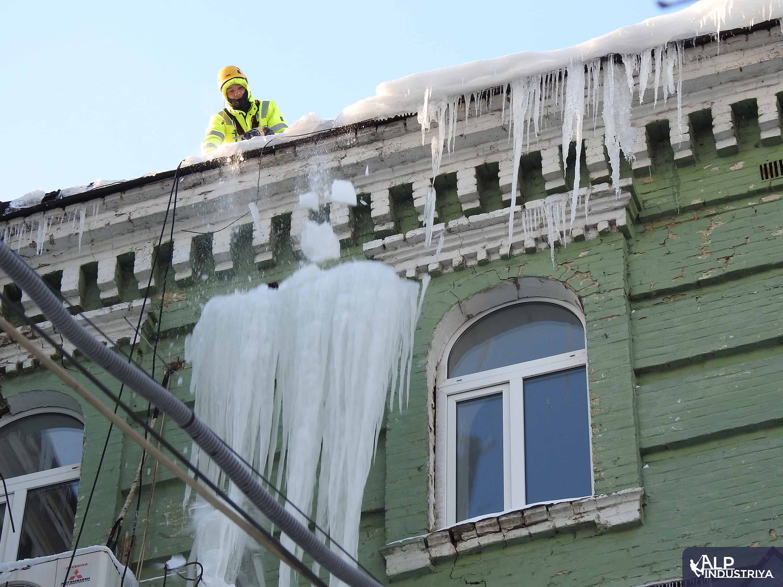 Выполненная работа по удалению сосулек и обледенения на трубах-3