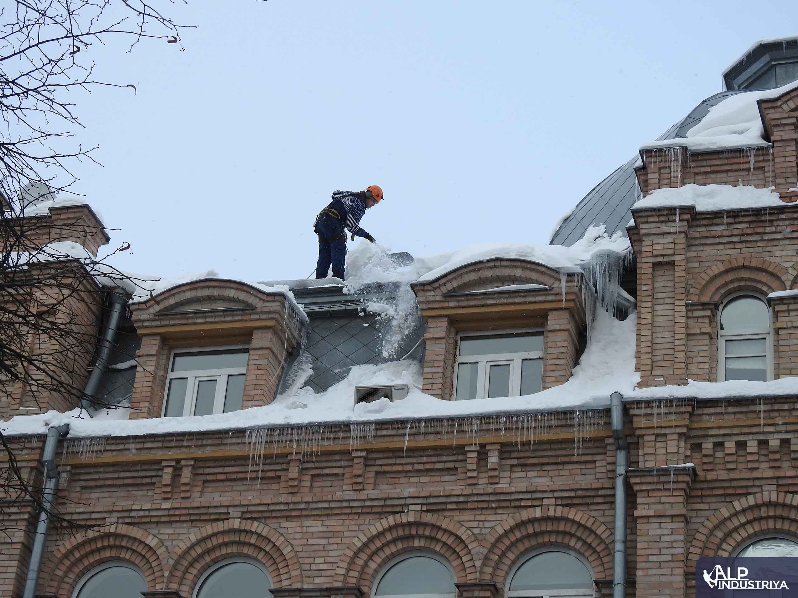 Очистка кровли от снега промальпинистом нашей компании-2