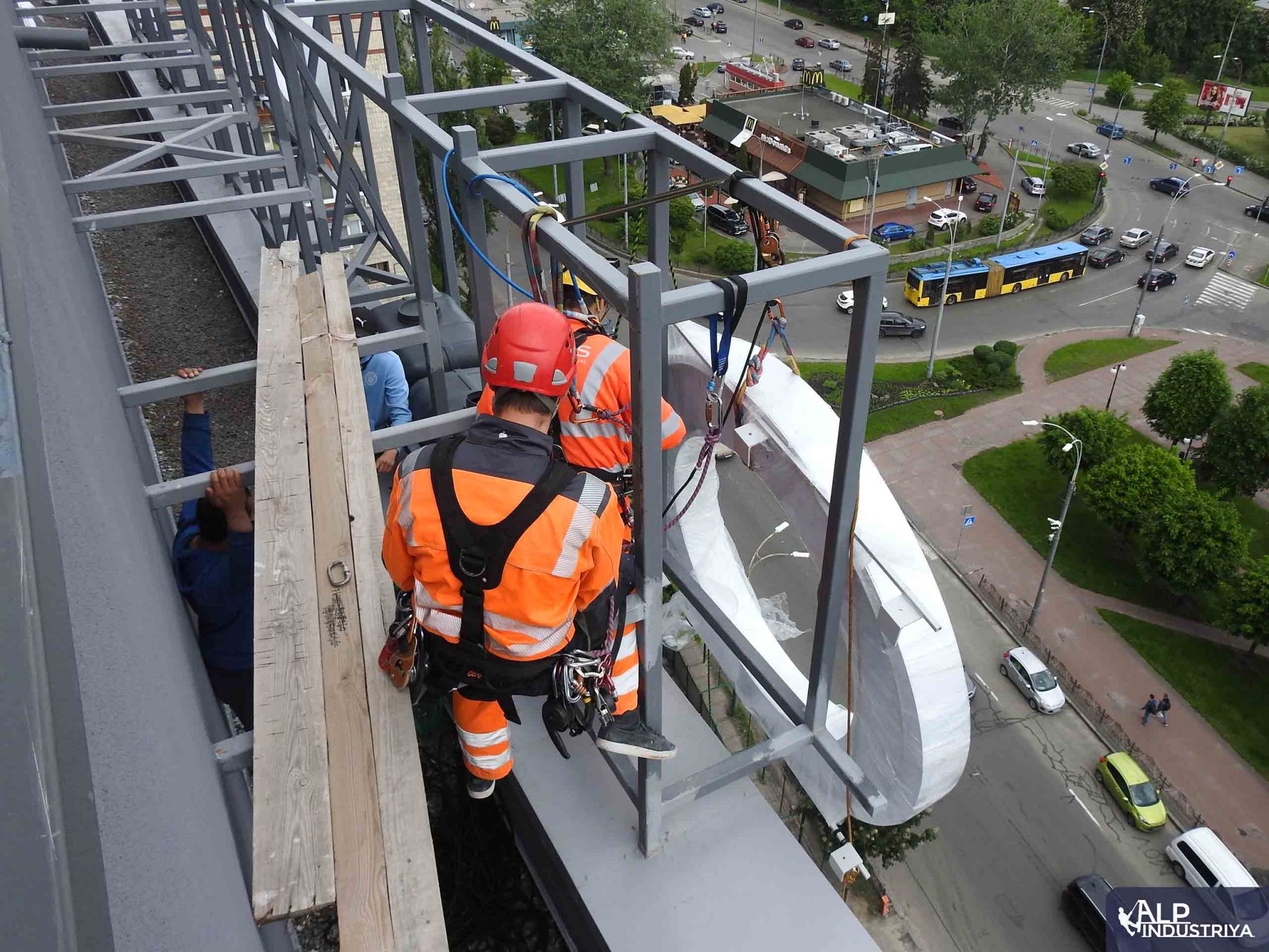 Монтаж объемных букв с подсветкой на крыше-4